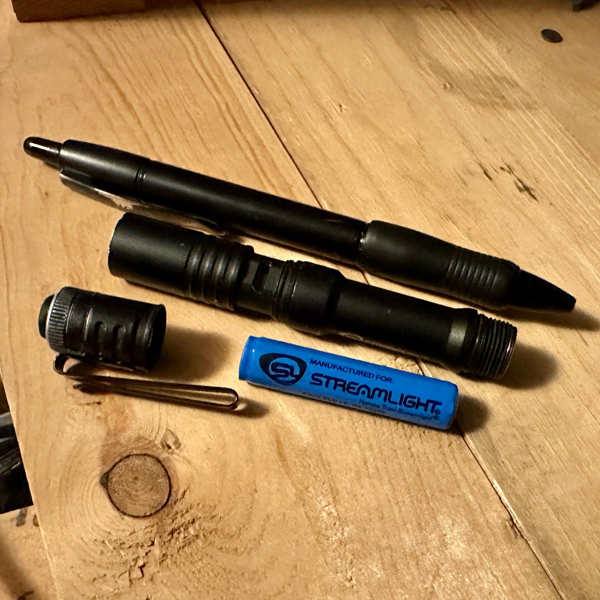 drluke1776's tweet image. Gotta shoutout my go-to EDC light: the Microstream Rechargeable. This compact beast has 250 lumens of soft white light and is tough; survived more drops than I care to admit. Been on my belt for over 5 years. #EDCessentials #Streamlight 

cabelas.com/shop/en/stream…