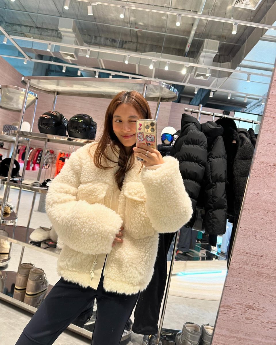 MewnitthafcO's tweet photo. แม่มิว กับคอลเลกชั่นหน้าหนาว แฟชั่นนิสต้าสุดสึดจ๊ะแม่ 🧥🧣🤗
:
Ⓜ️ One stop destination for your winter wardrobe❄️✨ @theholidayproject.co @theskiproject.co @themsphere #bangkok ... Ⓜ️
:
📌  https://t.co/vdEQvI8flB
:
Cr.. repost 📸 ig.MewNit 💚🥰
:
#mewnittha 
#มิวนิษฐา 
#teammew https://t.co/xbUFoKvmay