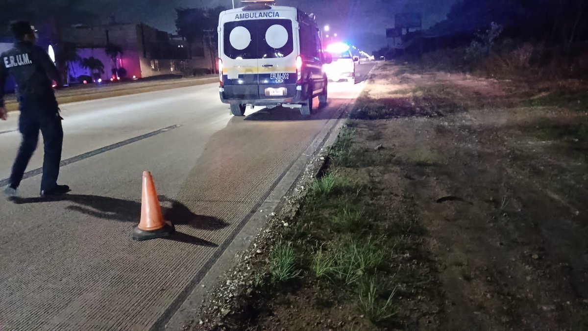 24HorasQR's tweet image. 🚨 #Precaución | Oficiales de Tránsito abanderan en el Blvd. Colosio, dirección a #Cancún, por un hecho de tránsito con una persona sin vida.
⚠️ Conduce con precaución y respeta el límite de velocidad de 70 km/h. #ManejaSeguro 🚗💨 
📸Cortesía SMSCyT BJ