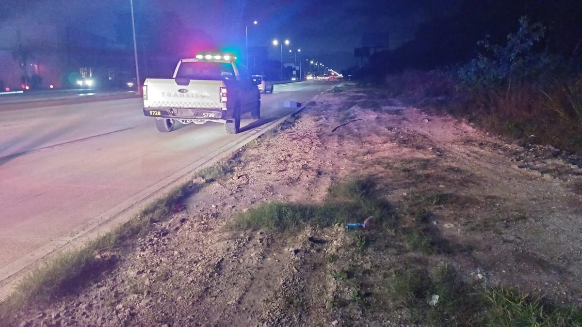 24HorasQR's tweet image. 🚨 #Precaución | Oficiales de Tránsito abanderan en el Blvd. Colosio, dirección a #Cancún, por un hecho de tránsito con una persona sin vida.
⚠️ Conduce con precaución y respeta el límite de velocidad de 70 km/h. #ManejaSeguro 🚗💨 
📸Cortesía SMSCyT BJ