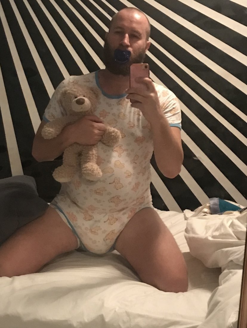 ABDLbearpup's tweet photo. TBT to getting my first onesie👶🏼🥰 #ABDL #firstonesie #paddedpup https://t.co/McBSss5ZGf