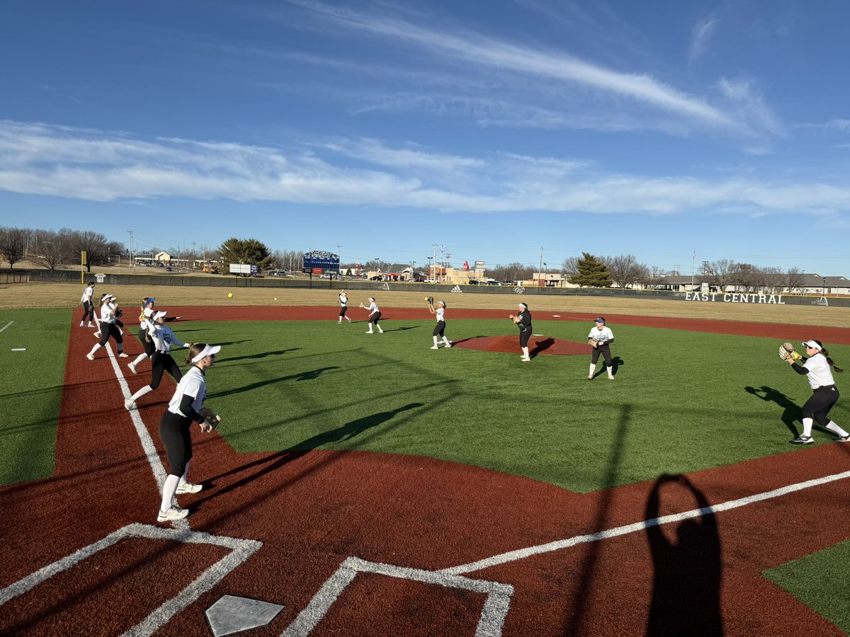 coachgy's tweet photo. 1st day outside! Thanks @ECCBSBL for letting us use the turf! Flyballs, 21 outs, 4x4x4, and some front toss outside a cage! https://t.co/3pkzDq1vsY