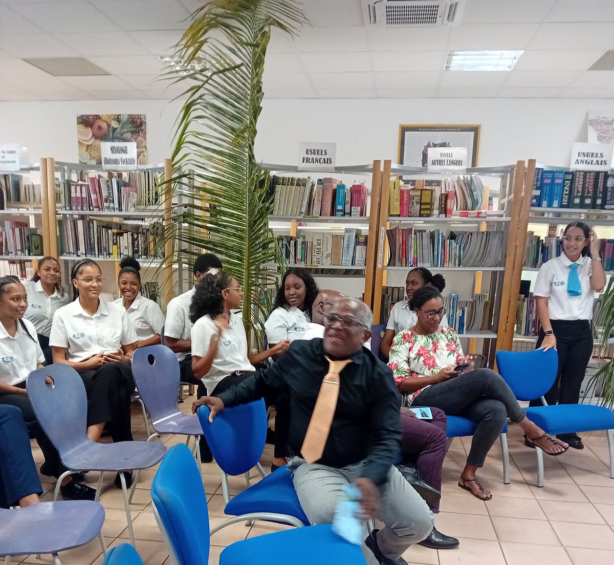 Carnet de voyage 9è éd. Destination Polynésie Française, Tahiti. Témoignage du prof de français Me Vallette, découverte d’une culture fascinante. Partage de douceurs tahitiennes faites par 2CAPC de Me Irdor, beau moment touristico pédagogique, Bravo! BTS tour1, Me Fomoa, le CDI