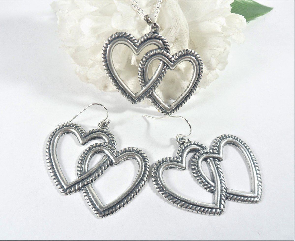 valroseshowers's tweet photo. Double Heart Earrings, Heart Necklace, Large Silver Heart Pendant, Heart Charm Jewelry Set, Gift for Girlfriend, Mothers Day Gift for Mom https://t.co/JvcBfg4niF #NewMexico #EtsySeller #EtsyShop #SantaFe #DoubleHeart https://t.co/ytcqGiJPOp