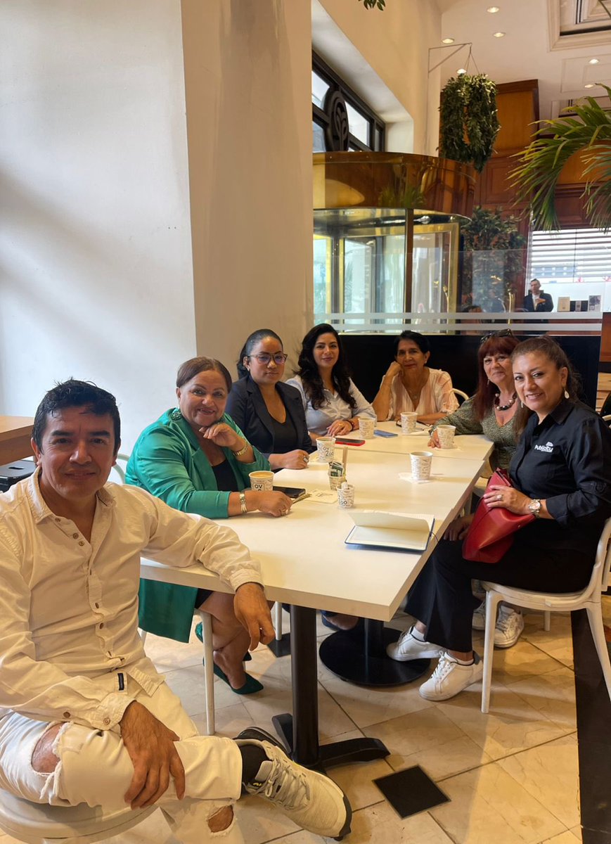 leydacampbell5's tweet photo. Hoy, en el hotel Oro Verde nos reunimos  el equipo “Valiosas " de Made in Ecuador, cuyo fundador es Luis Silva. Formamos el primer directorio que tengo el honor de dirigir e iremos poco a poco camino a la excelencia trabajando para la mujer ecuatoriana. https://t.co/zdqgZNDdyZ
