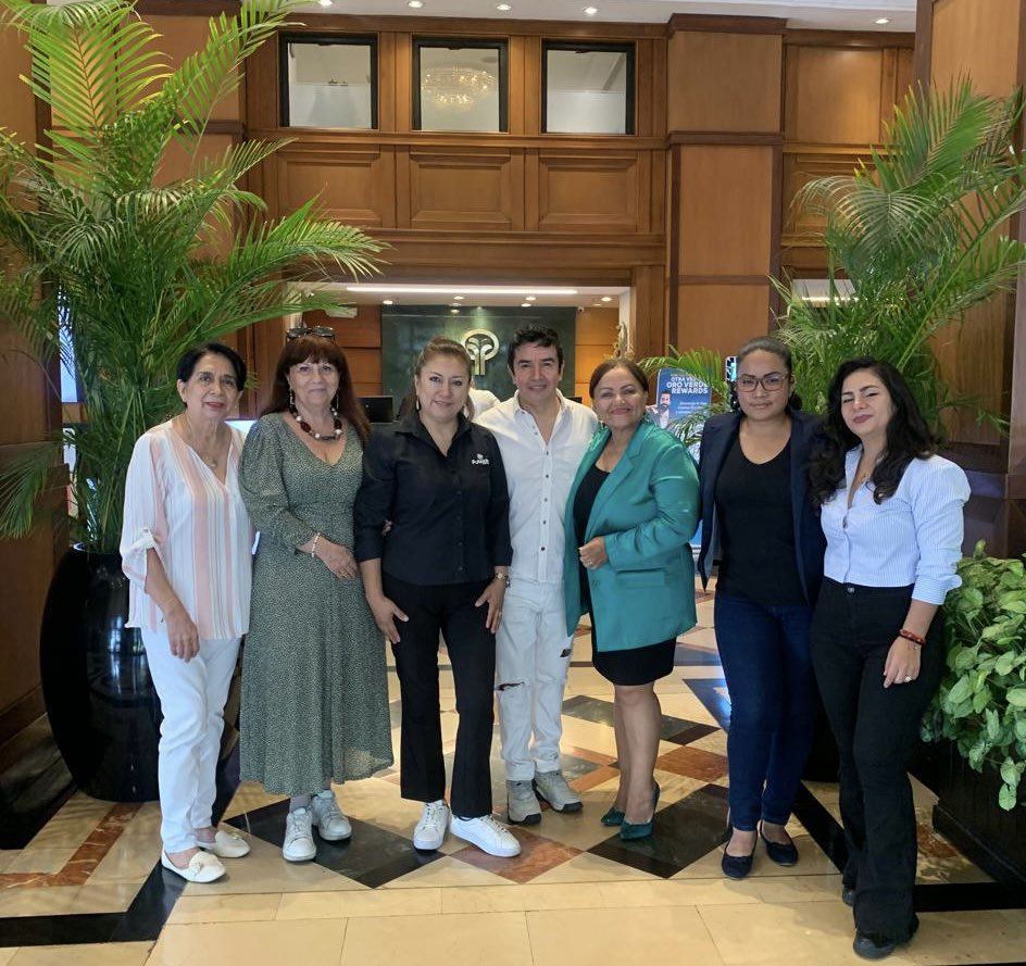 leydacampbell5's tweet photo. Hoy, en el hotel Oro Verde nos reunimos  el equipo “Valiosas " de Made in Ecuador, cuyo fundador es Luis Silva. Formamos el primer directorio que tengo el honor de dirigir e iremos poco a poco camino a la excelencia trabajando para la mujer ecuatoriana. https://t.co/zdqgZNDdyZ