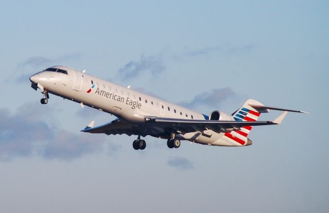 nicksortor's tweet photo. 🚨 NOW: This is the demolished fuselage of American Airlines Flight 5342 in the Potomac River here in DC

The planes tail seems to be COMPLETELY gone from this vantage point.

The plane was a Bombardier CRJ-700 Regional Jet with 60 souls on board.

Per FAA, it crashed into a Sikorsky H-60 Blackhawk

HUGE rescue effort underway