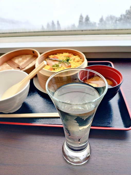 お米からできた水(しぼりたて生原酒)美味しい!!

…いやちょっとコーヒーブレイクのつもりだったんですよ
そしたら米どころの美味い地酒と鮭イクラのわっぱ飯とかさぁ
無理じゃん!! 