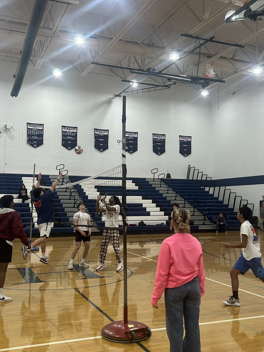 BlueStreakHOSA's tweet photo. Tonight was our students VS staff volleyball tournament. Underclassmen VS Upperclassmen and then Upperclassment VS staff. The staff won tonight! Congrats and thanks for supporting HHS HOSA https://t.co/RzGkWQoYcd