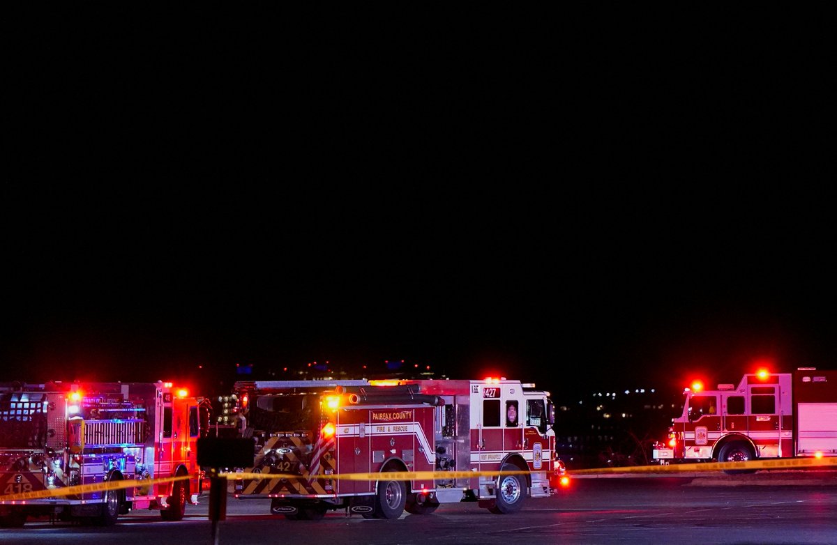 #BREAKING: Plane with a capacity of over 60 passengers crashes into Potomac River after colliding with military helicopter near Washington's Reagan National Airport, prompting a major emergency response and grounding of all flights 🔗trtworld.com/us-and-canada/…