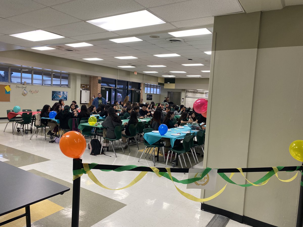 teacher_sigala's tweet photo. Today we celebrated our All A and our A/B Honor Roll students! ππ They were surprised by their special VIP
lunch. So much joy in their faces π₯° and so well deserved ππ½ππ½βοΈβοΈ #rosslegends https://t.co/QuyfJRQXR4