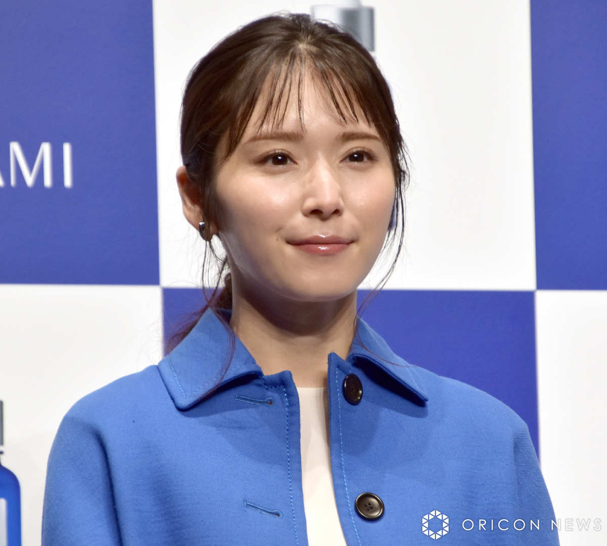 oricon's tweet photo. 松岡茉優、愛用のスキンケア商品を紹介
「顧���名簿を見てオファーしてくださった？」
https://t.co/USzFcKeMoh

「タカミスキンピール」新CM披露会見
福士蒼汰、小池栄子、松岡茉優

#松岡茉優 https://t.co/sI5FptS52b