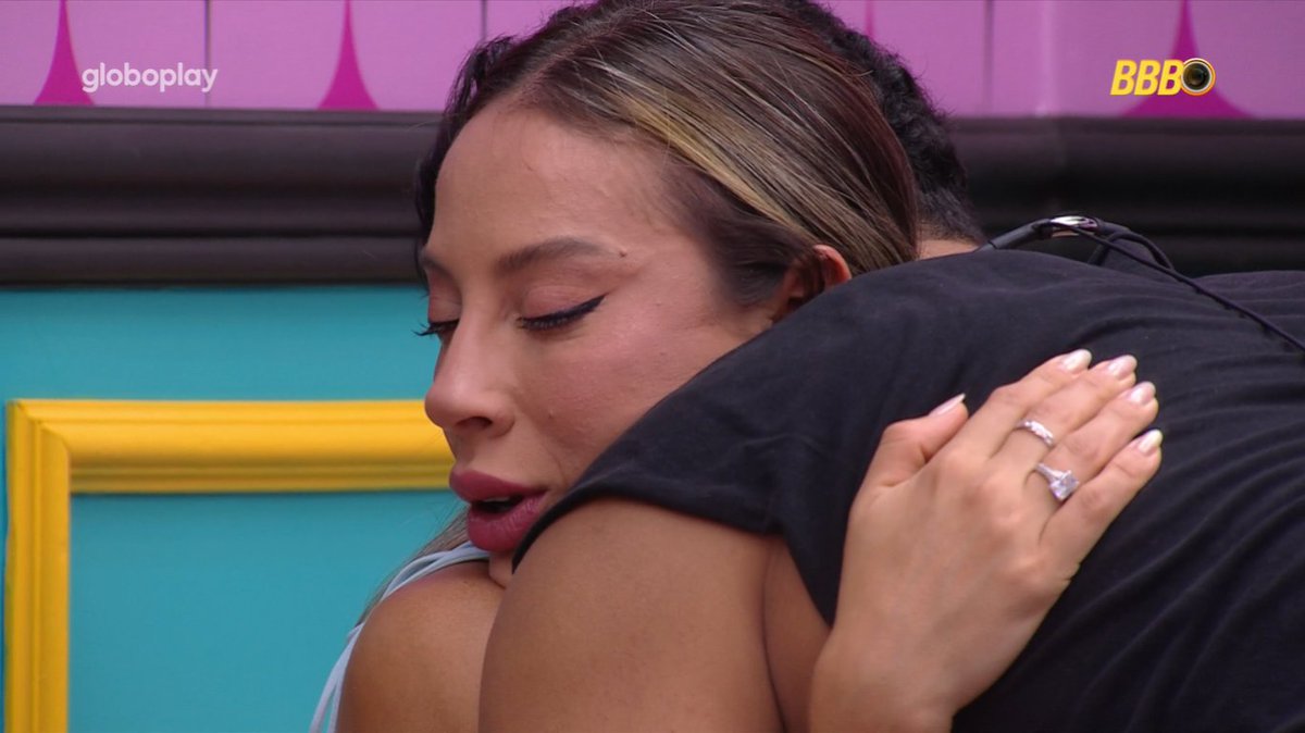 centralreality's tweet photo. Vini foi abraçar Eva e Renata, que estão abaladas. #BBB25 https://t.co/iqhVrB6faV