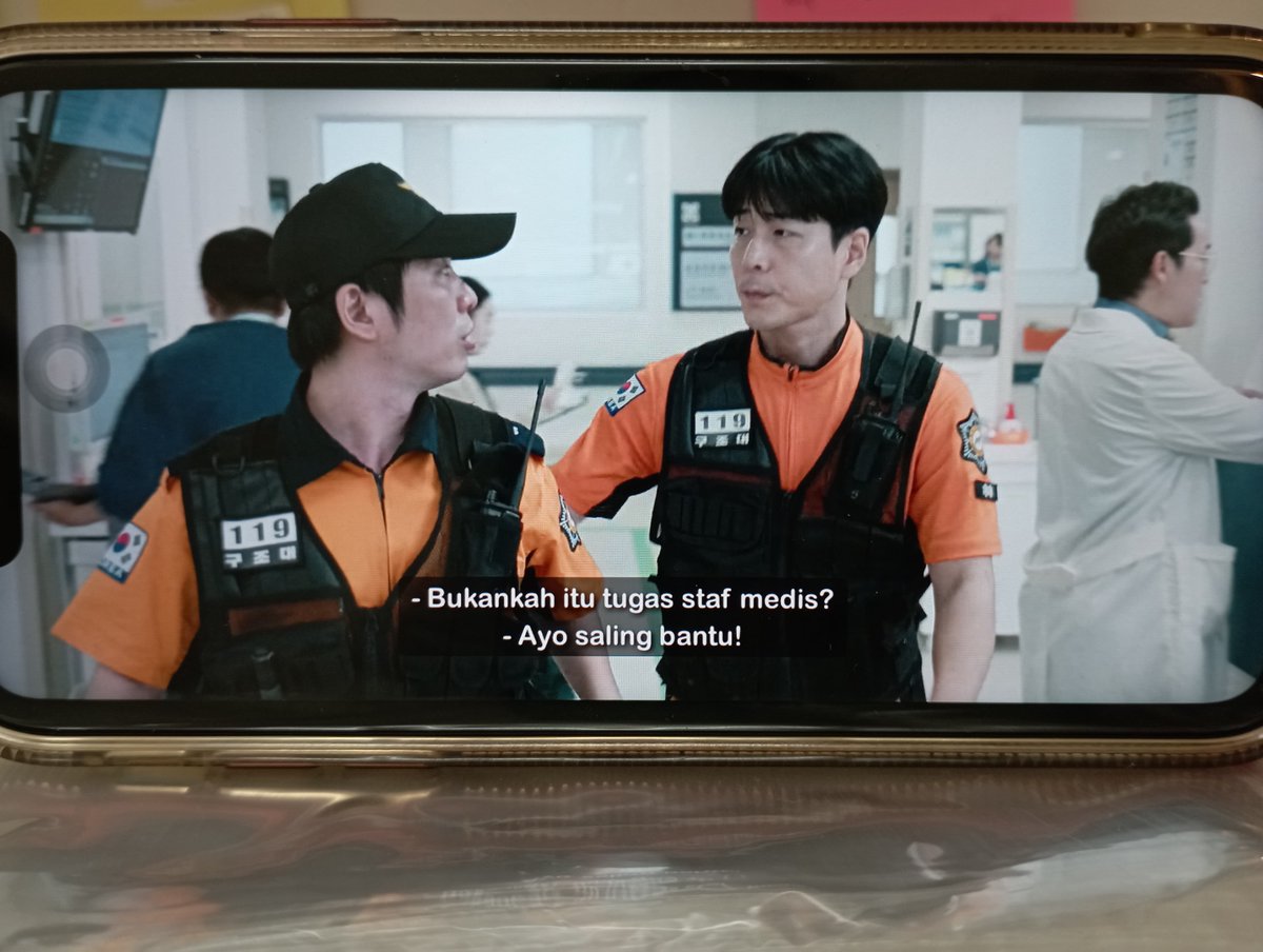 kdrama_menfess's tweet photo. •kdm• 🔥 the trauma code 🔥

Kalian ada yg ngeh ga sama scene ini? Keliatan sepele tapi sender suka bgt, semoga di season selanjutnya scene bapak basarnas semakin banyak 🫶🏻👏🏻

https://t.co/kabwcvuOXi