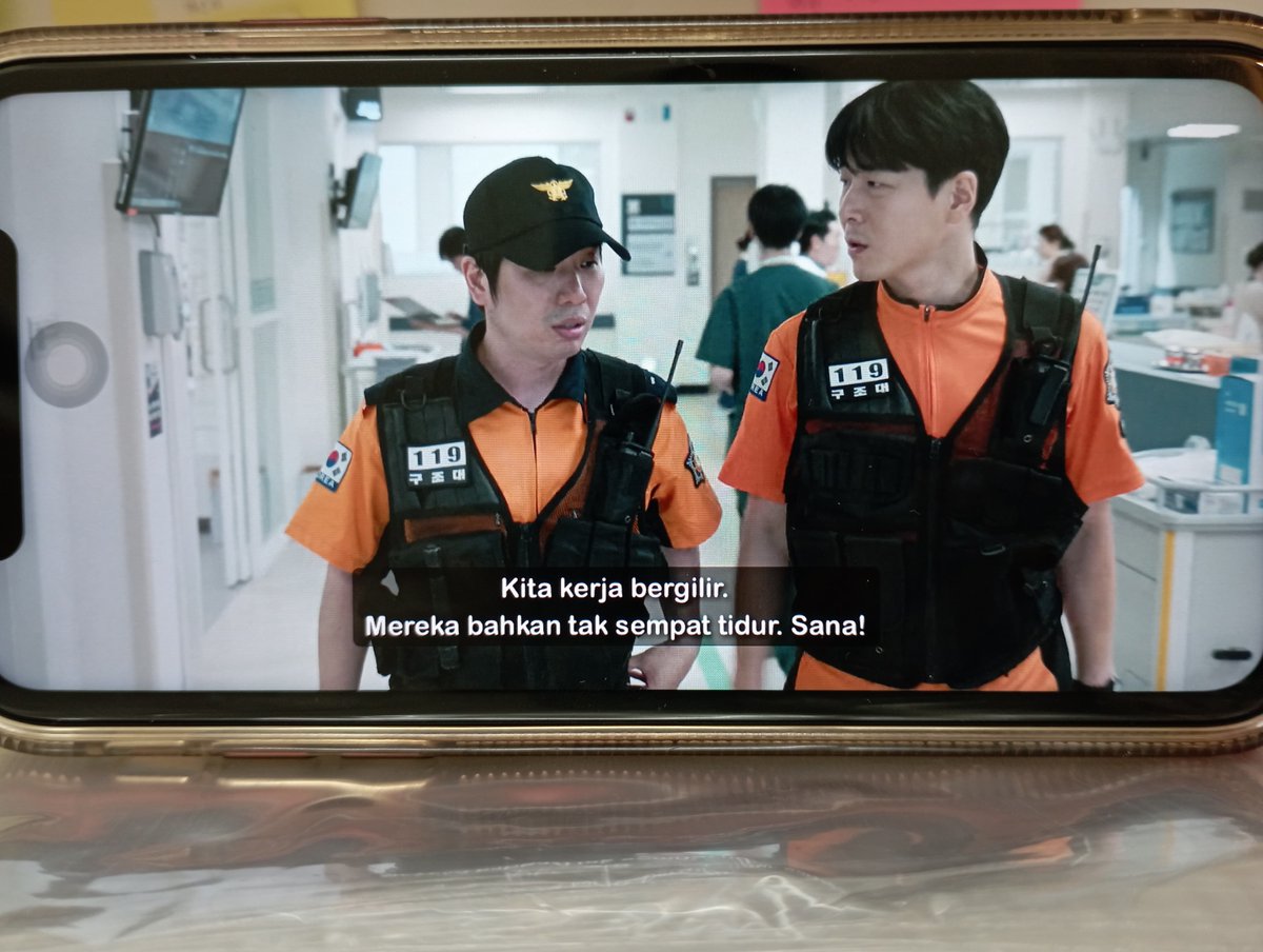kdrama_menfess's tweet photo. •kdm• 🔥 the trauma code 🔥

Kalian ada yg ngeh ga sama scene ini? Keliatan sepele tapi sender suka bgt, semoga di season selanjutnya scene bapak basarnas semakin banyak 🫶🏻👏🏻

https://t.co/kabwcvuOXi