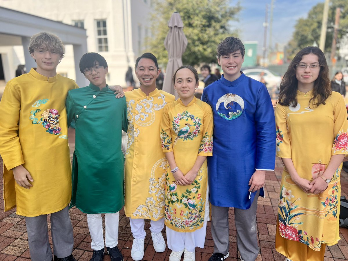BartonAcademy's tweet photo. Chúc mừng năm mới! 
Happy Lunar New Year! 🐍 

Mr. Dai and several of our #BartonExplorers wore Ao dai today in celebration of Lunar New Year. Thank you to Mr. Dai and our students for sharing this cultural celebration #undertheBartondome! https://t.co/zYraeyEmD7