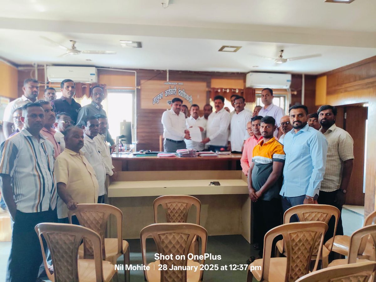 ghatge_raje's tweet photo. नागरिकांच्या हक्कांसाठी सदैव तत्पर!

एसटी भाडेवाढ आणि प्रिपेड स्मार्ट मीटर हे दोन्ही सर्वसामान्य नागरिकांचे बजेट कोलमडून टाकणाऱ्या गोष्टी असून याचसह नवीन सीमा तपासणी नाक्यावर अनेक धोकादायक अडथळे निर्माण झाल्याने नागरिकांची गैरसोय होत आहे. 

या सर्व मागण्यांकडे प्रशासनाचे लक्ष वेधून घेत राष्ट्रवादी काँग्रेस शरदचंद्र पवार पक्ष आणि शिवसेना उद्धव बाळासाहेब ठाकरे पक्षाच्या वतीने तहसीलदार कार्यालय, कागल एसटी डेपो आणि महावितरणच्या कार्यालयात निवेदन देण्यात आले आहे. नागरिकांच्या हक्कांसाठी करण्यात आलेल्या या मागण्यांवर प्रशासन सकारात्मक कार्यवाही करेल, ही अपेक्षा...