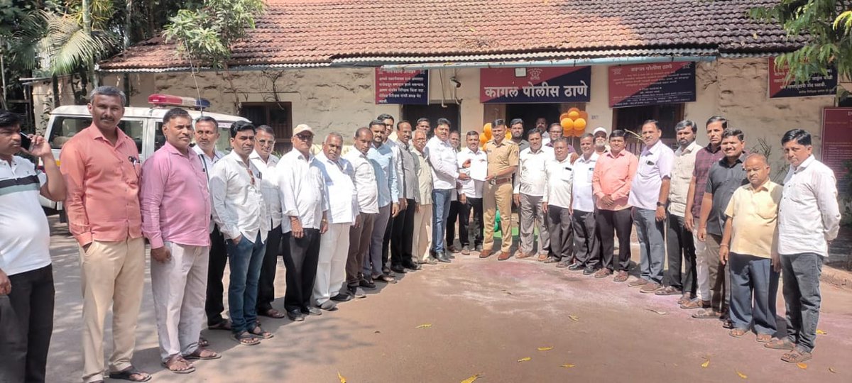 ghatge_raje's tweet photo. नागरिकांच्या हक्कांसाठी सदैव तत्पर!

एसटी भाडेवाढ आणि प्रिपेड स्मार्ट मीटर हे दोन्ही सर्वसामान्य नागरिकांचे बजेट कोलमडून टाकणाऱ्या गोष्टी असून याचसह नवीन सीमा तपासणी नाक्यावर अनेक धोकादायक अडथळे निर्माण झाल्याने नागरिकांची गैरसोय होत आहे. 

या सर्व मागण्यांकडे प्रशासनाचे लक्ष वेधून घेत राष्ट्रवादी काँग्रेस शरदचंद्र पवार पक्ष आणि शिवसेना उद्धव बाळासाहेब ठाकरे पक्षाच्या वतीने तहसीलदार कार्यालय, कागल एसटी डेपो आणि महावितरणच्या कार्यालयात निवेदन देण्यात आले आहे. नागरिकांच्या हक्कांसाठी करण्यात आलेल्या या मागण्यांवर प्रशासन सकारात्मक कार्यवाही करेल, ही अपेक्षा...