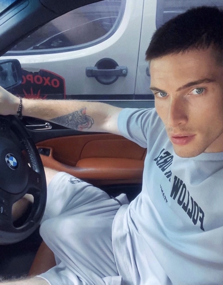 peppermim_'s tweet photo. Say hi and I’ll DMs u a d picc from the carr 👀 https://t.co/105TKfMdBF
