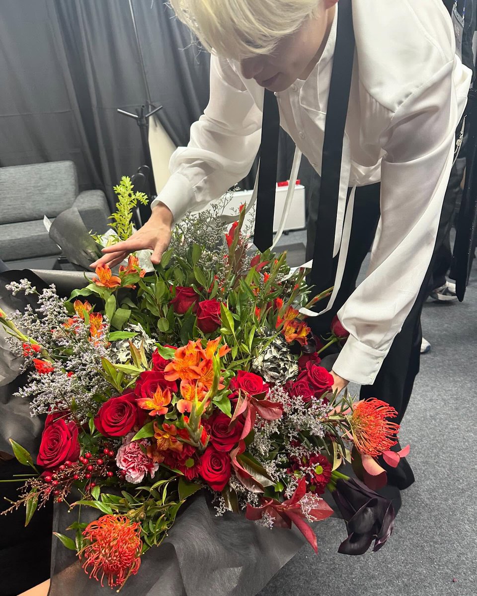 yunoceans's tweet photo. jaehyun and flowers, a perfect combo💐🌹🌼 https://t.co/aIkJRAtZvj