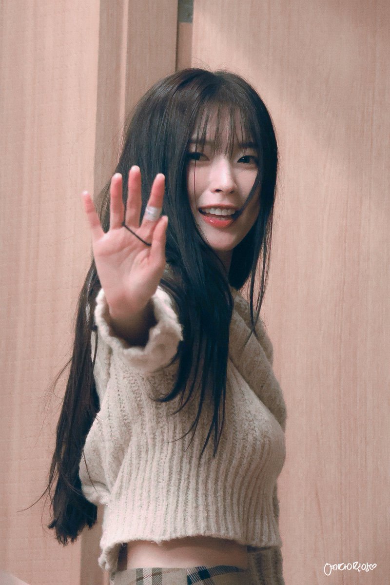 yeogidaarina's tweet photo. 250126
#오마이걸 #OHMYGIRL #아린 #ARIN

후배                                                선배 https://t.co/VMkncnTMc0