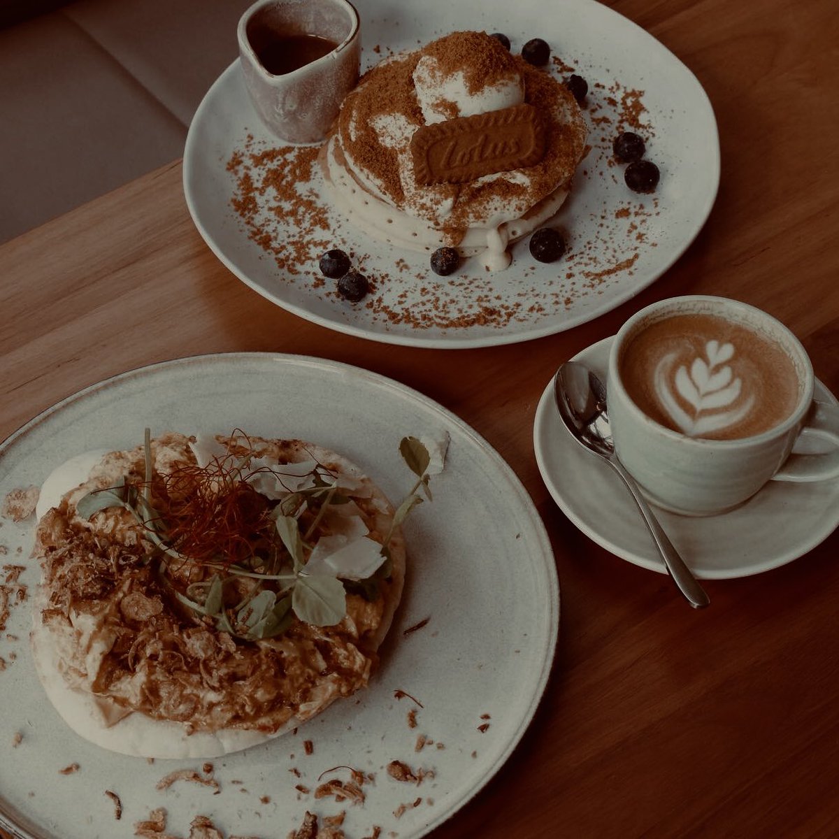 — breakfast w/ the boys @thtnbhdkid <a href="/prettyuselesslc/">﹟</a> <a href="/THTSTXRBCY/">THEO.</a> 

playing card roulette later to see who’s paying. wish me luck (ᵕ—ᴗ—)