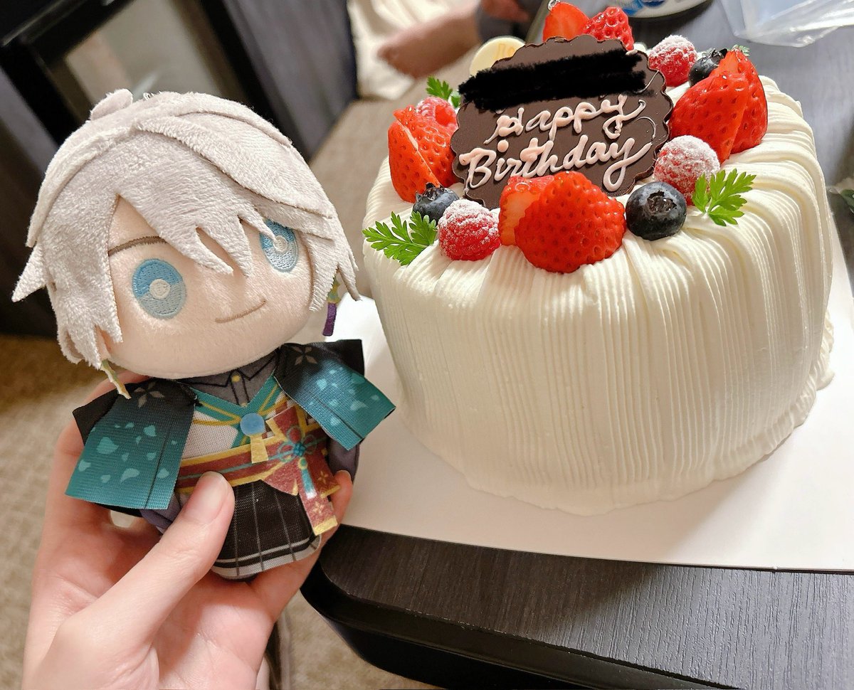 たんじょーび！やっちゃあ！！
数日前に友達にお祝いしてもらった時のケーキ🎂
イチゴのシフォンケーキ、ガチで美味かった✨️