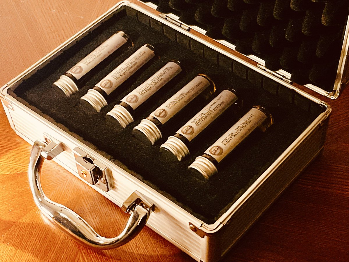 a_uo2s's tweet photo. ⚜️M-09エージェント募集-03⚜️

新規のエージェントを40名募集します🕵️
いいねとリポストで応募してください❗️
※既存のエージェントも参加可能です！#M09_Agent

◉応募条件
・ウィスキーに関するポストをしていること（リポストを除くメディアポスト）
・相互フォローであること
・送り先は日本国内であること
・送り先の住所を伝えていただけること
・基本理念に共感いただけること
・ウィスキー文化の発展に貢献すること
・当選後M-09コミュニティに参加すること

🔹新規エージェント40名
缶バッジ1個とナンバーステッカーにコースター3枚
No.の指定はご遠慮ください❗️
※缶バッジはランダムでオレンジかシルバーのどちらかになります！

🔹既存のエージェントが当選した場合
缶バッジとコースターを5枚お送りします。

🔶特賞　1名様
エージェントケースMini
※山崎・白州・響・余市の免税店限定ウィスキー20mlサンプル以下の6本

・THE YAMAZAKI SMOKY BATCH The First
・THE HAKUSHU Japanese Forest BITTERSWEET EDITION
・THE YAMAZAKI PEATED MALT SPANISH OAK The Kogei Collection
・THE HAKUSHU PEATED MALT SPANISH OAK The Kogei Collection
・HIBIKl JAPANESE HARMONY Master's Select
・NIKKA WHISKY SINGLE MALT YOICHI Grande

最後まで読んでいただきありがとうございます🙏ご応募お待ちしています！