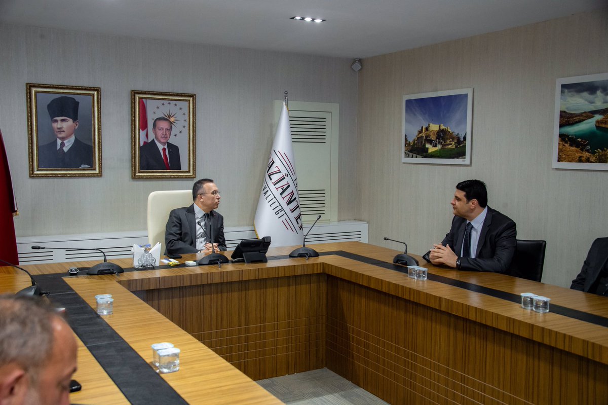 #Şehitkamil Belediyesi tarafından Valimiz Kemal Çeber ve protokol üyelerine, ilçedeki tarihi ve kültürel mirasın korunmasına yönelik yürütülen çalışmalar hakkında sunum gerçekleştirildi.

Sunumda, Yaprak Mahallesi Restorasyonu, Dülük Antik Kenti, Dülük Mithras (Mitras) Tapınağı,