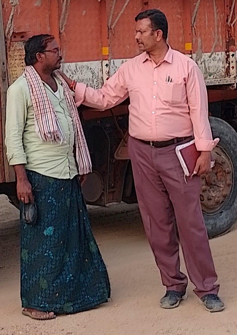 NizamJourno's tweet photo. ℹ️ These two officials in #Telangana stand as beacons of hope

ℹ️ While Dy Tahsildar @RMaachana fights 🚬 addiction, a Tahsildar is tackling 🥃 🍺
This former alcoholic, is now dedicated to helping others break free…

Details 👇🏽

https://t.co/k6WtBKMig5 https://t.co/RAleTHLuGA