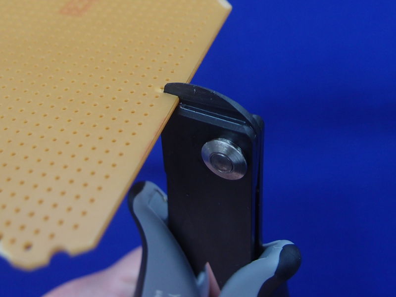 eleshop's tweet image. 【セール情報】goot 基板ミシン目カッター / YN-215AS
eleshop.jp/shop/g/gE4L111/
ベークでも紙エポでもガラエポでもサクサクカットできる基板用カッターです。カットすると言うよりは四角く切り抜くと言った感じですが少ない力で基板を切り抜くことが出来ます。基板の切り離しやサイズ調整にオススメ。