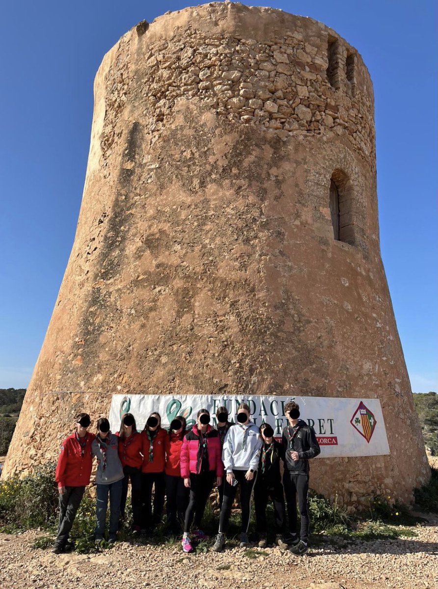 El passat 25 de gener participàrem a l’encesa de les torres, talaies i talaiots de la Mediterrània pels drets humans i com cada any, ens encarregàrem de la Torre de Cala Pi. Enguany per l’encesa i lectura del manifest comptàrem els Pioners i Caravel•les de l'AEG Terra de Pous⚜️