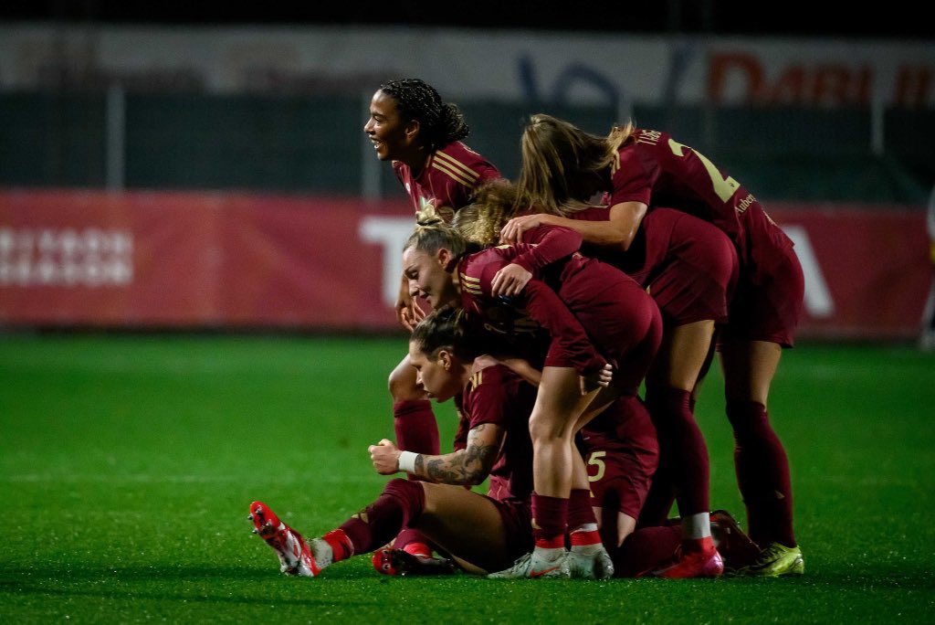 Elena Linari (@elenalinari) on Twitter photo SEMIFINALE 🔥🔥🔥
“LA ROMA NON SI DISCUTE, SI AMA” 💛❤️
#CoppaItalia #ForzaRoma <a href="/ASRomaWomen/">AS Roma Women</a> SEMIFINALE 🔥🔥🔥
“LA ROMA NON SI DISCUTE, SI AMA” 💛❤️
#CoppaItalia #ForzaRoma <a href="/ASRomaWomen/">AS Roma Women</a>