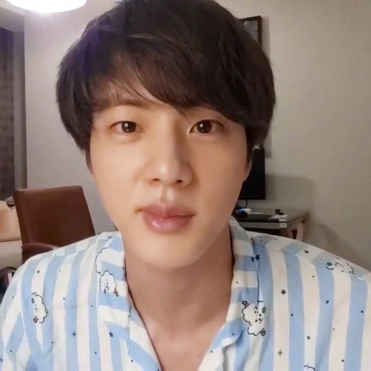 JinBase_'s tweet photo. Seokjin di weverse bilang kalo dia gabisa share selfie karena belakangan ini dia gapunya jadwal yang membutuhkan riasan. Meanwhile dia juga bilang selama 3 minggu kerja terus tanpa kelewat satu hari pun. 

Jadi kerjanya gaperlu pakai make up kah kira kira 😭😭😭🙏 aaaak padahal bareface pun luarbiasaaa sgsgshhshsjsja

Apapun itu ditunggu banget Seokjin! Sehat sehat yaw thank you udah ngabarin hari ini!❤️ 

#JIN #BTSJIN #진 #방탄소년단진
