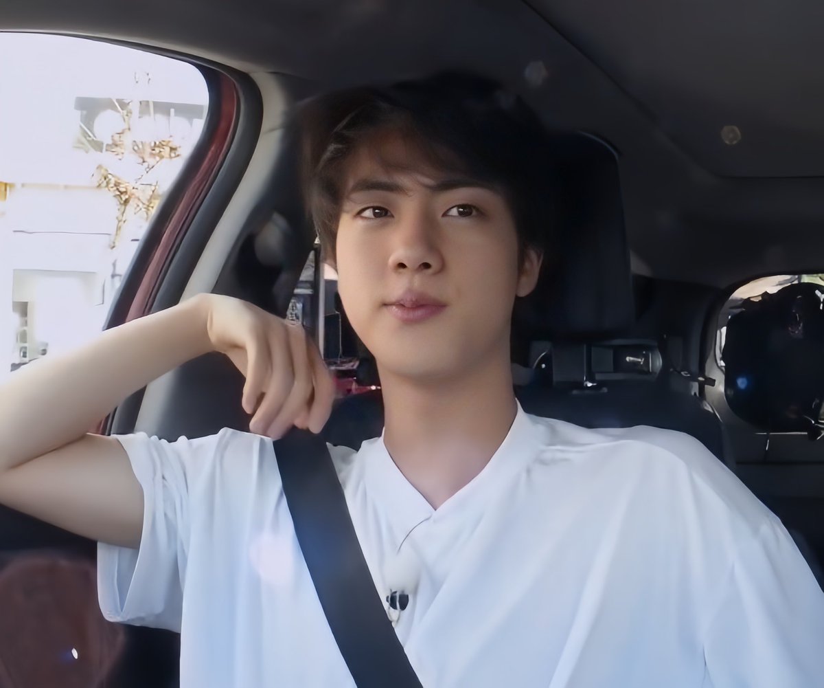 JinBase_'s tweet photo. Seokjin di weverse bilang kalo dia gabisa share selfie karena belakangan ini dia gapunya jadwal yang membutuhkan riasan. Meanwhile dia juga bilang selama 3 minggu kerja terus tanpa kelewat satu hari pun. 

Jadi kerjanya gaperlu pakai make up kah kira kira 😭😭😭🙏 aaaak padahal bareface pun luarbiasaaa sgsgshhshsjsja

Apapun itu ditunggu banget Seokjin! Sehat sehat yaw thank you udah ngabarin hari ini!❤️ 

#JIN #BTSJIN #진 #방탄소년단진