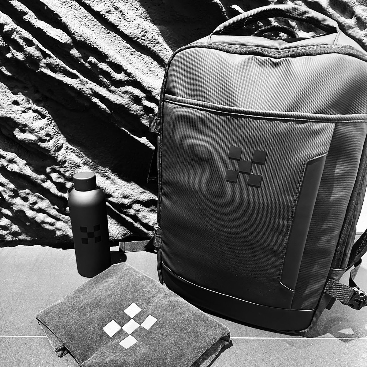 ZF_lab's tweet image. 金蛇献瑞， 祝大家蛇年大吉！
#OKX年货大使 给朋友们送礼盒啦！
抽OKX 周边礼盒 x2 （双肩包+水杯+T恤🎁）

参与方式： 关注@okxchinese @Cayne_okx 
转发&amp;amp;点赞，留下一句新春祝福