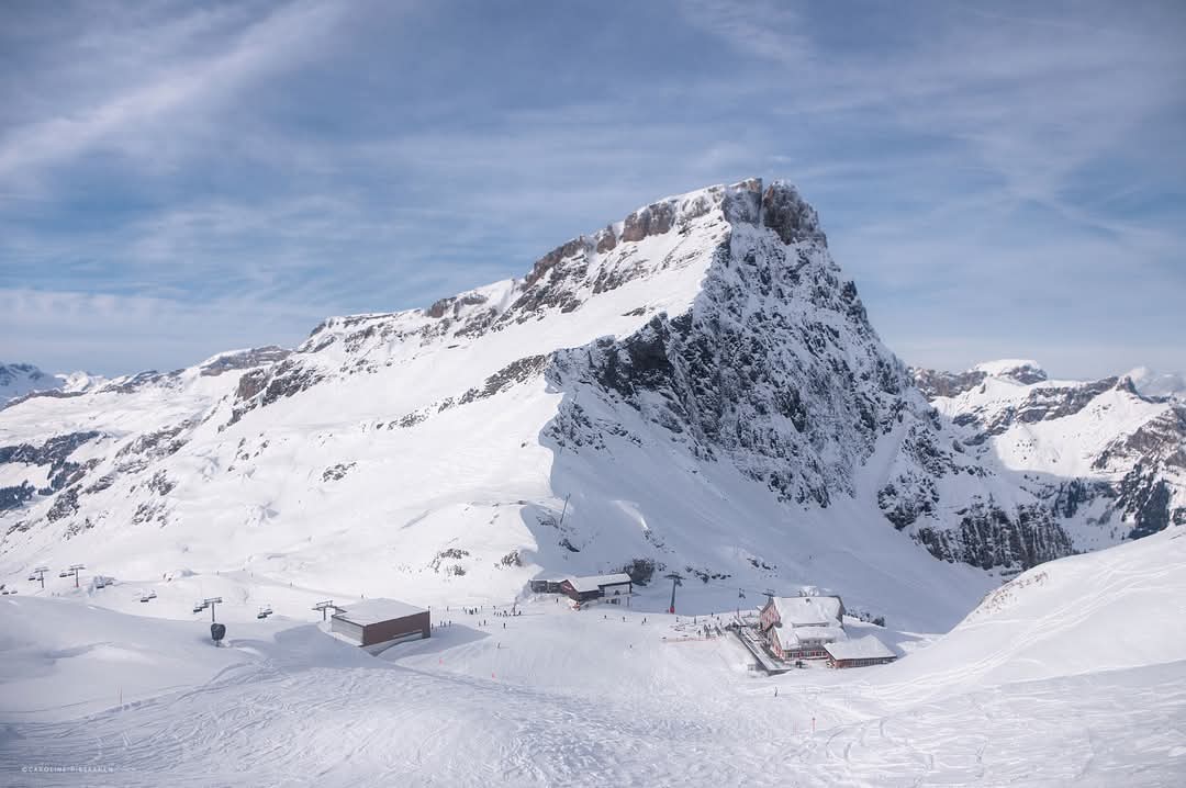 juiz_nidwalden's tweet photo. Perfekte Pistenverhältnisse im Skigebiet Titlis - Trübsee - Jochpass - Engelberg ⛷️☀️ Bequeme Anreise mit der Zentralbahn bis Engelberg, Gratis-Busfahrten zwischen Bahnhof und den 🚠 Talstationen.
#tellpass #Nidwalden #Jochpass #Engelberg #skiing #Switzerland https://t.co/WwwJPTMl9s