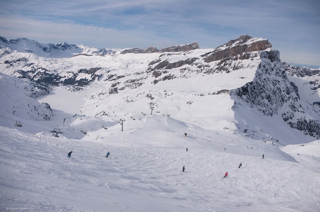 juiz_nidwalden's tweet photo. Perfekte Pistenverhältnisse im Skigebiet Titlis - Trübsee - Jochpass - Engelberg ⛷️☀️ Bequeme Anreise mit der Zentralbahn bis Engelberg, Gratis-Busfahrten zwischen Bahnhof und den 🚠 Talstationen.
#tellpass #Nidwalden #Jochpass #Engelberg #skiing #Switzerland https://t.co/WwwJPTMl9s