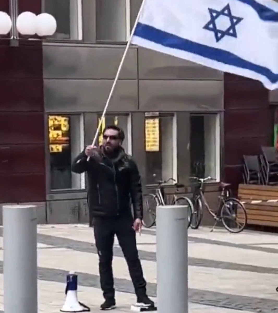 Kuran- Kerim mushafını  yakmasıyla gündem olan Iraklı Hristiyan Salwan Momika İsveç'te cehenneme yollanmış. Allah ateşini bol etsin. İslamı hedef alan her zalimin, provokatörün de Allah tez zamanda canını alıp cehennemine kavuştursun. amin