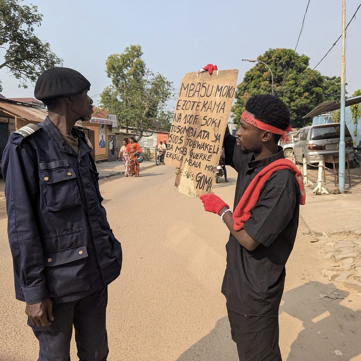 KabaLisolo1's tweet photo. 𝗟𝗜𝗕𝗔𝗧𝗘𝗟𝗜 | Bitumba na #Goma (30/01/2025) : Na Kisangani, bayekoli ba biteyelo binene bayoki mokambi mwa engumba (maire) te, oyo apekisaki kokita o nzela. 

Ezali bongo, mingi mingi, bayekoli ba biteyelo binene #UNIKIS, #IFA, #ISTM mpe #IBTP. Mobulu mosalemi, pamba te ba pulusu bapanzi bango kobanda na balabala Munyororo o etando ya Makiso, basusu pene ya ACKIS, mingi lisusu na rond-point ANR. 
#KabaLisolo