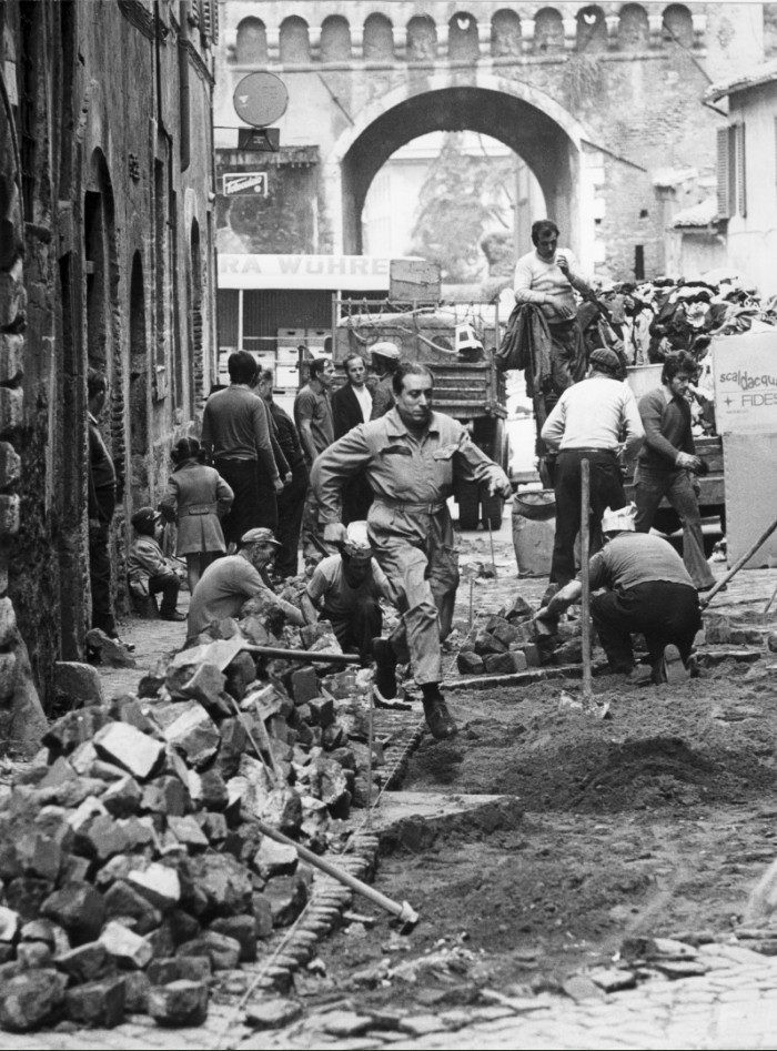 sampietrino's tweet photo. Selciaroli al lavoro in via della Scala
foto Emilio Gentilini, 1971/1972

#selciaroli #serciaroli #workinprogress #TBT #TakeMeBackThursday #TimehopThursday #comeravamo ⁣#TakeMeBack #ThrowBackThursday #sampietrino #sanpietrino #sampietrini #sanpietrini #roma #rome https://t.co/bLkxXHAkDF