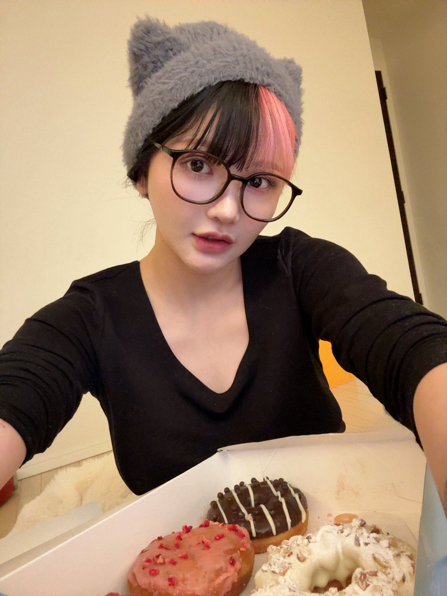 きょう撮影でドーナツもらったよ〜🍩

仕事終わったから食べるね♡ https://t.co/We9gaLiGIU