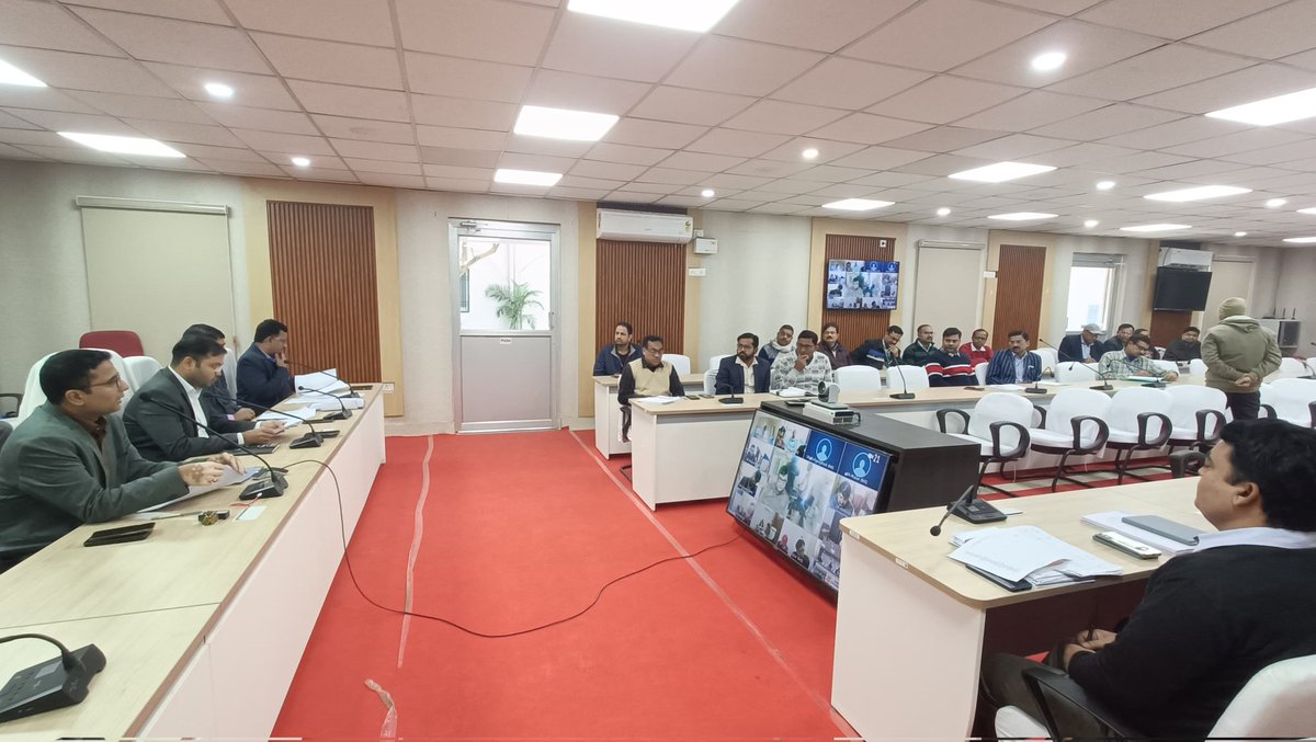 Saran_dm's tweet photo. #certificatecases
#recovery #saran #chapra #Bihar @IPRDBihar
नीलाम पत्र वादों के निष्पादन में तेजी लाने के उद्देश्य से सभी सर्टिफिकेट ऑफिसर एवं बैंकों के प्रतिनिधियों के साथ जिलाधिकारी ने की बैठक
नीलामपत्र के मामलों के तेजी से निष्पादन में बैंकों का सक्रिय सहयोग अपेक्षित
अगर सुनवाई में बैंक सक्रिय सहयोग नहीं करेंगे तो एकपक्षीय कार्रवाई कर मामलों को किया जायेगा निष्पादित
-------------------------------
सारण, छपरा
30 जनवरी, 2025
-------------------------------
सारण जिला में विभिन्न सर्टिफिकेट ऑफिसर के पास नीलामपत्र के लगभग 37 हजार मामले लंबित पाये गए हैं। इन मामलों में लगभग 533 करोड़ रुपये सन्निहित हैं।
इनमें से जिला के विभिन्न बैंको से संबंधित लगभग 28 हजार मामले हैं। बैंकों से अपेक्षित सक्रिय सहयोग नहीं मिलने के कारण मामलों के निष्पादन में विलंब होता है।
बैंकों के साथ सक्रिय समन्वय स्थापित रखने के उद्देश्य से आज जिलाधिकारी ने सभी नीलामपत्र पदाधिकारियों एवं बैंक प्रतिनिधियों के साथ बैठक किया।
जिलाधिकारी ने कहा कि बैंकों से सम्बन्धित कई मामलों का निष्पादन लोकअदालत के माध्यम से हो गया होगा। परन्तु बैंकों द्वारा ऐसे निष्पादित मामलों की जानकारी नीलामपत्र शाखा में नहीं देने के कारण ये मामले भी लंबित मामलों की सूची में शामिल हैं। उन्होंने कहा कि नीलामपत्र के सभी मामलों की बैंकवार गूगल शीट में प्रविष्टि की जा रही है।सभी बैंक नीलामपत्र वादों के लिये एक नोडल पदाधिकारी नामित करेंगे। बैंक के स्तर से गूगल शीट में दैनिक स्तर पर मामलों से संबंधित अपडेट किया जायेगा। जिन मामलों का निष्पादन पूर्व में हो चुका है, संबंधित बैंक इसको गूगल शीट डेटा में मार्क करेंगे तथा सुलह के समय जमा की गई राशि की भी जानकारी देंगे।ऐसा करने से नीलामपत्र पदाधिकारियों को मामलों के संबंध में तत्क्षण ही अपडेट प्राप्त हो जायेगा।इससे काफी समय की बचत होगी तथा मामलों के निष्पादन में भी तेजी आएगी।
नीलामपत्र पदाधिकारियों द्वारा निर्गत विभिन्न प्रकार के नोटिस के तामिला में भी बैंकों को सक्रिय सहयोग देने को कहा गया। नोटिस तामिला में तेजी लाने के लिये डेडिकेटेड वाहन तामिला एक्सप्रेस के माध्यम से कार्रवाई की जा रही है।
जिलाधिकारी ने कहा कि आज की बैठक में लिये गये निर्णय के अनुरूप सभी बैंक एवं नीलामपत्र पदाधिकारी त्वरित कार्रवाई करें। 15 दिनों के बाद अद्यतन प्रगति की समीक्षा की जायेगी।
बैठक में उपविकास आयुक्त, अपर समाहर्त्ता, निदेशक डीआरडीए , सभी नीलामपत्र पदाधिकारी, विभिन्न बैंकों के प्रतिनिधि तथा वीडियो कॉन्फ्रेंसिंग के माध्यम से सभी बीडीओ, सीओ आदि जुड़े थे।