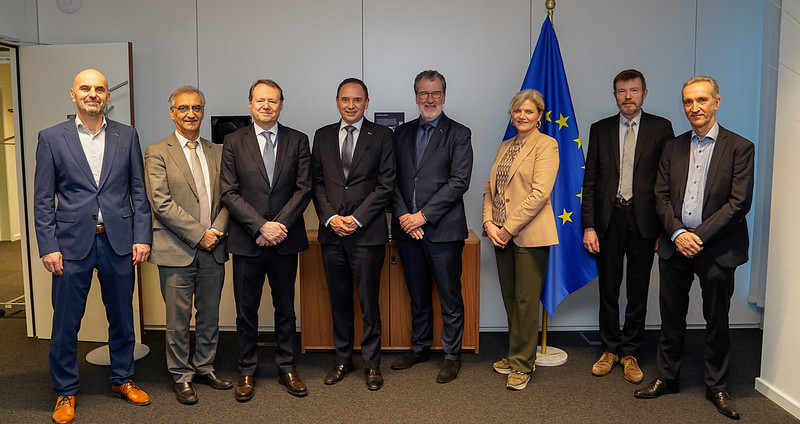 ESA Connectivity and Secure Communications (@esatelecoms) on Twitter photo 🤝We're excited to announce our partnership with <a href="/EU_Commission/">European Commission</a> to develop EuroQCI – a quantum-secure communications network protecting Europe's digital future.
The network combines quantum-secured ground-based fiber optics with a satellite constellation, extending protection 🤝We're excited to announce our partnership with <a href="/EU_Commission/">European Commission</a> to develop EuroQCI – a quantum-secure communications network protecting Europe's digital future.
The network combines quantum-secured ground-based fiber optics with a satellite constellation, extending protection