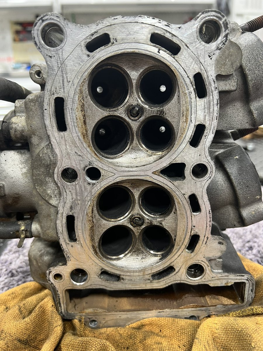 ysp_sugimina's tweet image. 初代TMAX 20万キロをゆうに超えてきたためエンジンメンテです🔧🫡
かなりこまめにオイル交換をしてるオーナー様なので、20万キロ超も走ってるとは思えないほどバルブも他のパーツも状態良いですね🙌🏼こまめなメンテナンスの重要性が感じられます😌
#TMAX #TMAX500 #キャブ車 #旧車 #オイル交換