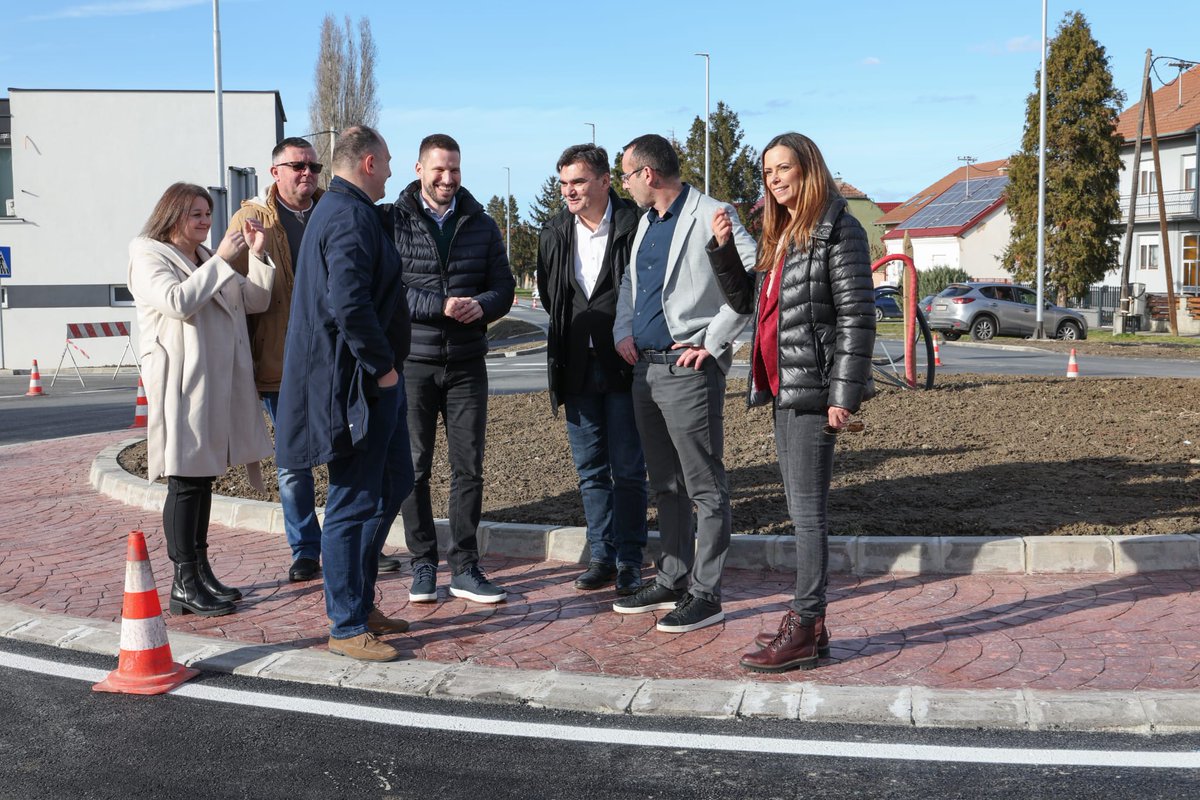 Grad_Osijek's tweet photo. Gradonačelnik Radić obišao novoizgrađeni kružni tok u Josipovcu vrijedan 370 tisuća eura 🔗 https://t.co/gTo7dYBOX1