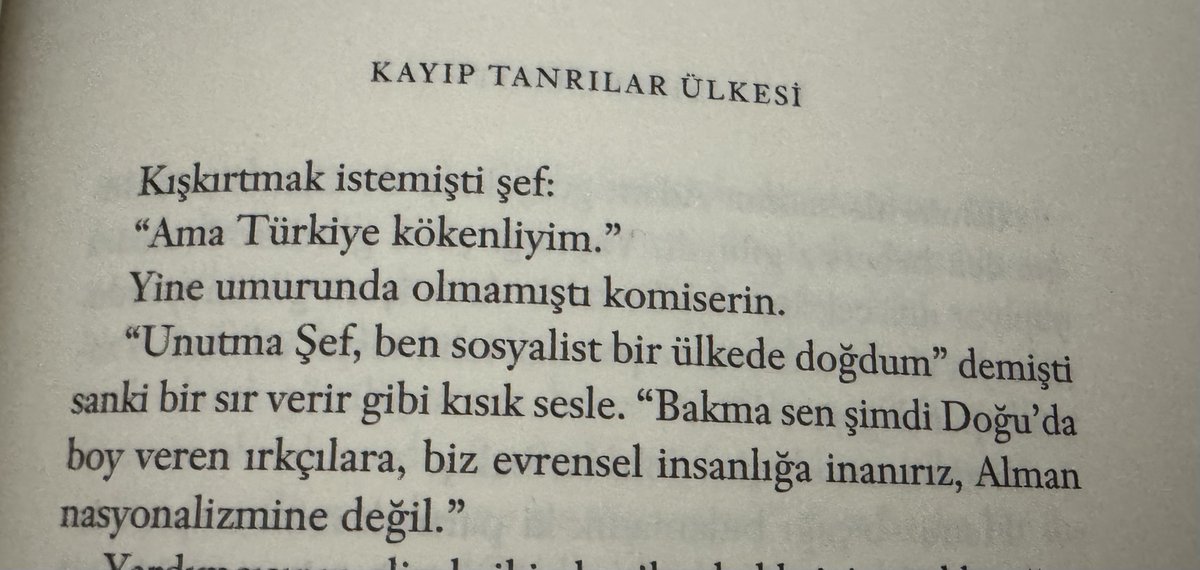 Ahmet ümit yazdığı Kayıp tanrılar ülkesi kitabında, Almanya’da doğan bir vatandaşa Alman diyebiliyorken Türkiye’de doğan birisi için Türk demek neden bu kadar zor oluyor? Türkiyeli diye bir ırk yok. Ne mutlu Türküm Diyene .🇹🇷#AhmetÜmit