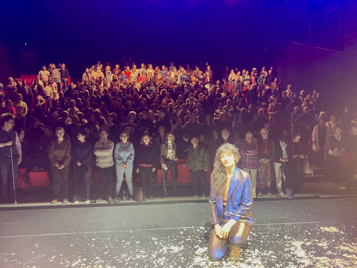 DEBOUT POUR LA CULTURE
Hier, à l’issue du spectacle « Quand je serai grande, je serai Patrick Swayze » de Chloé Oliveres, tous les spectateurs et les équipes se sont levés pour dire à quel point ils étaient attachés au service public de la culture.
#deboutpourlaculture <a href="/SYNDEAC/">Syndeac</a>