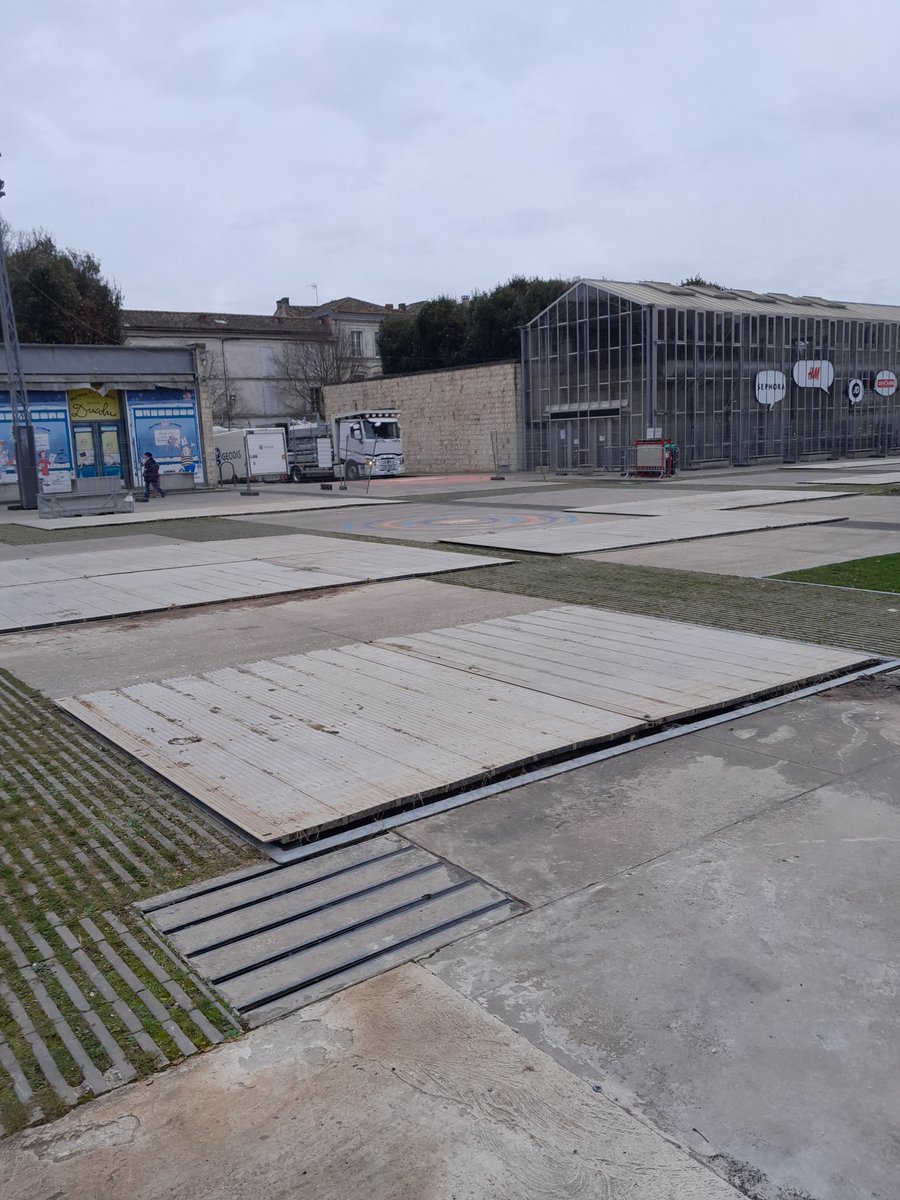 GroupeTSPS's tweet image. #TSPS au #Festival de la BD d’#Angoulême 2025 ! 📚✨
Pour cette 52ᵉ édition, nous avons installé des accès provisoires afin de sécuriser les stands et faciliter la logistique 🏗️ Nos plaques Aluminium et Euromat ont assuré une circulation fluide tout en protégeant les sols.