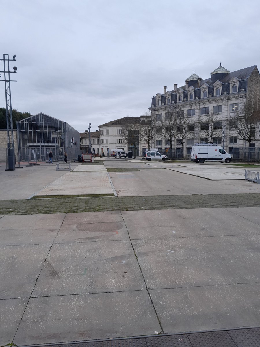 GroupeTSPS's tweet image. #TSPS au #Festival de la BD d’#Angoulême 2025 ! 📚✨
Pour cette 52ᵉ édition, nous avons installé des accès provisoires afin de sécuriser les stands et faciliter la logistique 🏗️ Nos plaques Aluminium et Euromat ont assuré une circulation fluide tout en protégeant les sols.